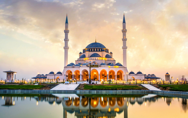 Blick auf die Neue Moschee von Sharjah bei Sonnenuntergang, die größte Moschee in Dubai