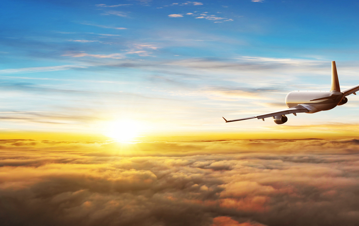 Verkehrsflugzeug fliegt über Wolken